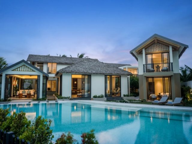 Phú Quốc là trung tâm nghỉ dưỡng hàng đầu Việt Nam, nơi quy tụ hàng loạt khách sạn và resort cao cấp trải dài khắp hòn đảo.