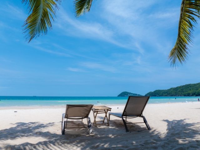 Phú Quốc được mệnh danh là “đảo ngọc” của Việt Nam với vẻ đẹp biển xanh, cát trắng và hệ sinh thái nhiệt đới phong phú.