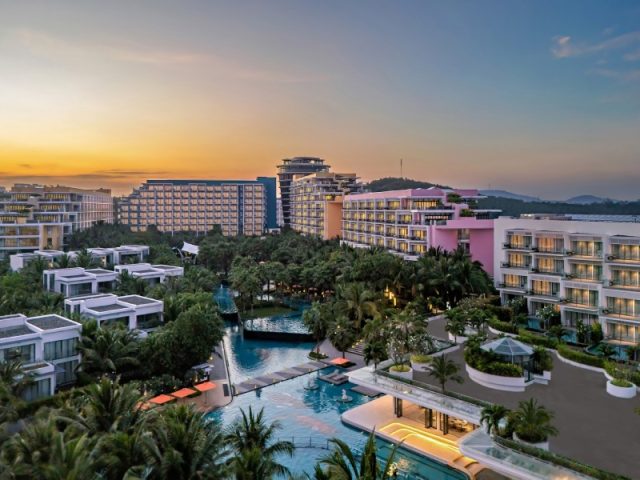 Mecomdo là biểu tượng của phong cách nghỉ dưỡng sang trọng, nơi thiên nhiên nguyên sơ hòa quyện cùng kiến trúc hiện đại đầy tinh tế.